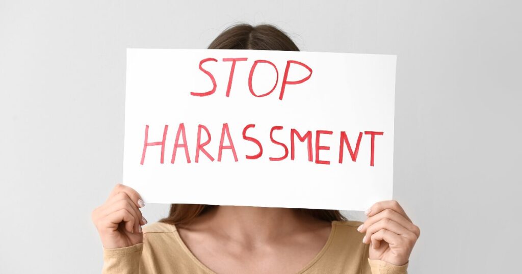 職場の香水は迷惑?「スメハラ」と判断される境界線