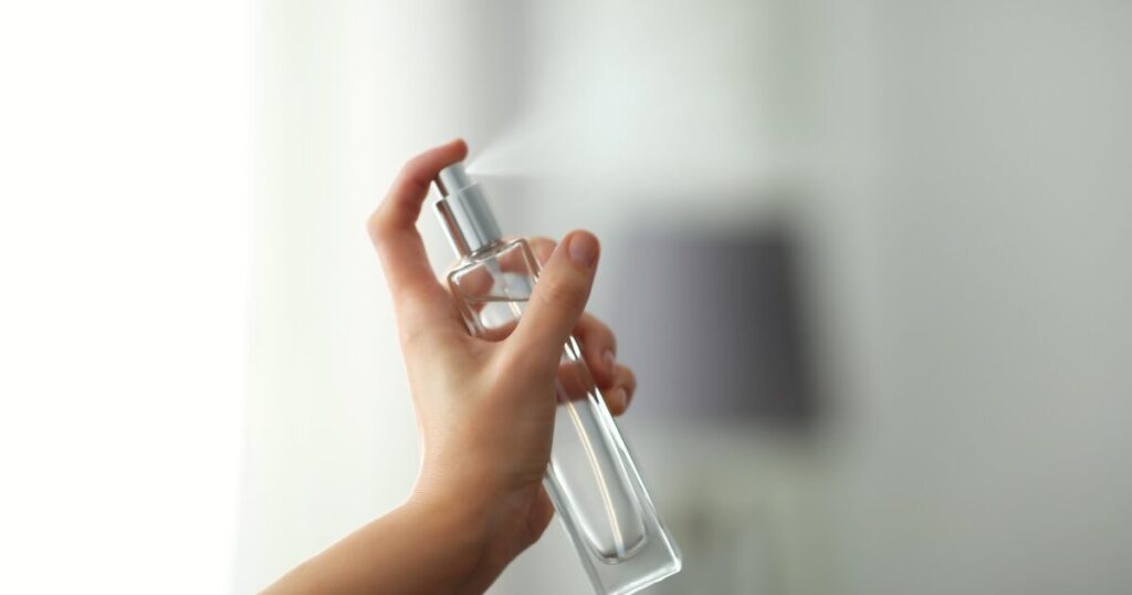 【まず確認】香水を部屋に直接スプレーするのはNG？
